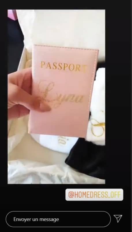 Customer return pink passport holder Gold glitter writing|