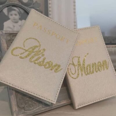 protège passeport personnalisé Alison et Manon